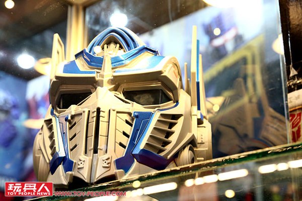 Transformers The Last Knight Optimus Prime Voice Changer Helmet On Display In Package At Taipei Movie & Toy Con  (2 of 6)